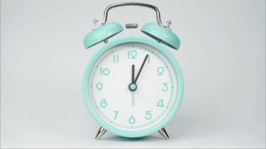 Zaman aşımı, mavi alarm saati saat 12 'yi gösteriyor. Beyaz arkaplanda saat yönünde hızlı döndürme.