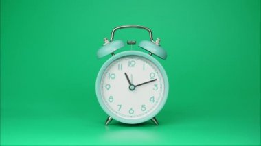 Zaman aşımına uğramış mavi alarm saati saatin 12 olduğunu söylüyor. Zaman yeşil arka planda bir günde çabucak geçti..