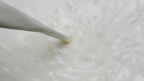おいしい牛乳を入れてください 滑らかで 柔らかく 純粋な牛乳を飲む準備ができて — ストック動画
