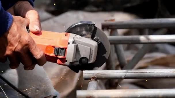 Pracownik Metalu Używa Noża Stali Złamać Żelazo Pół — Wideo stockowe