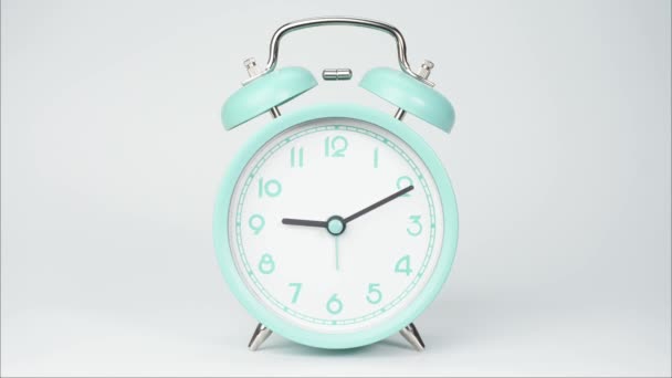 경과파란 자명종 시계는 방향을 줍니다 하루는 하얀색 배경에서 천천히 시간이 — 비디오