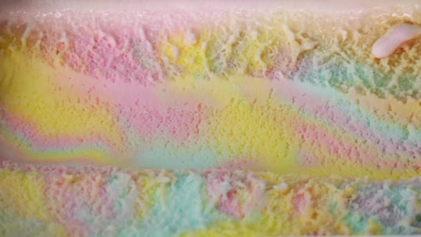 Yavaş Çekim Kaşıkla Kepçelenmiş Gökkuşağı Dondurması Dondurmanın Deseni Rengi — Stok video