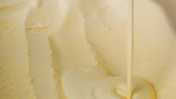 Versare Gelato Dopo Scioglimento Texture Liquida Gelato Alla Vaniglia — Video Stock