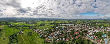 Kuş bakışı Panorama, şehirde günaydın hava, hava manzaralı insansız hava aracı görüntüsü.