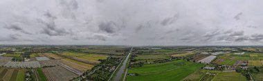 Üst görüşlü kuş gözü insansız hava aracı, Panorama manzarası Kanal Yeşil pirinç tarlası