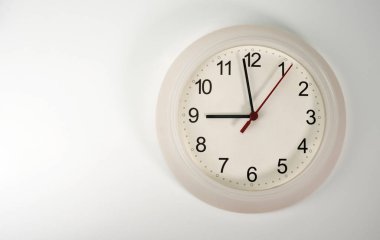 Beyaz saat beyaz arkaplanda izole edildi gösterim zamanı 08.58 ya da pm.