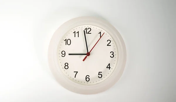 白色背景的白色时钟 显示时间上午8时58分 — 图库照片
