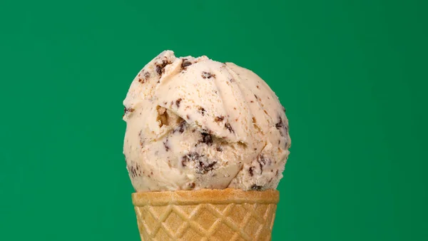 アイスクリームコーンクッキー クリームグリーンの背景 — ストック写真