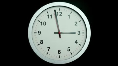 Beyaz duvar saati 15: 00 'e 2 dakika kala siyah arka planda yavaşça geçti..