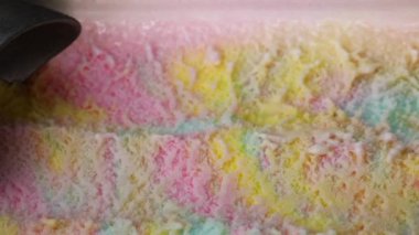 Kaşıklı gökkuşağı dondurması. Dondurma dokusunun deseni ve rengi. Ön manzara, Gıda konsepti.