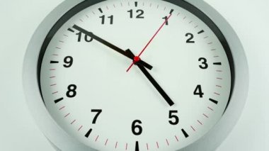 Zaman aşımına uğramış beyaz duvar saati zamanın akışını gösteriyor. Zaman beyaz arka planda bir günde çabucak geçti..