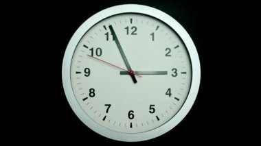 Beyaz duvar saati 15: 00 'e 3 dakika olduğunu söylüyor. Zaman, siyah arkaplanda yavaş yavaş geçti..