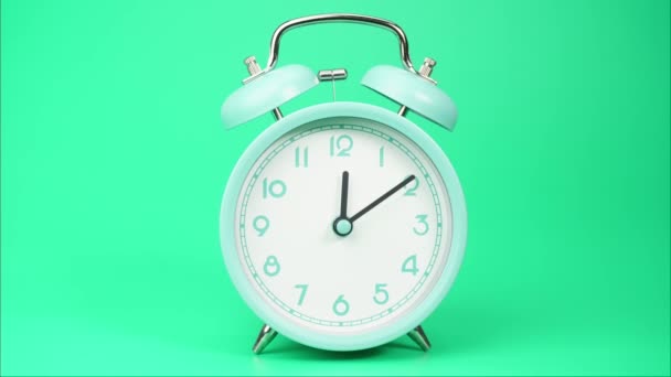 12時から1時まで青い目覚まし時計 時計の速度緑色の背景が表示されます — ストック動画