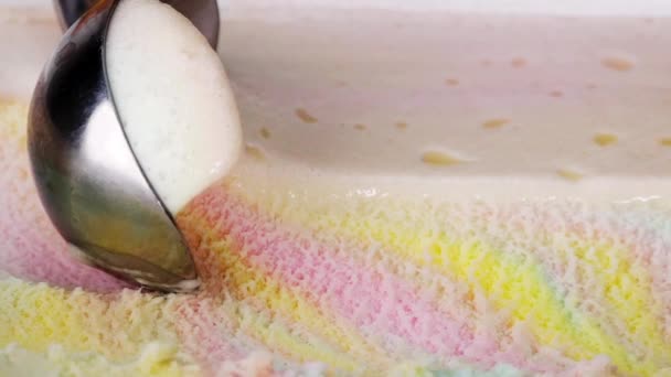 Regenbogeneis Mit Löffel Abgeschöpft Muster Und Farbe Von Eis — Stockvideo