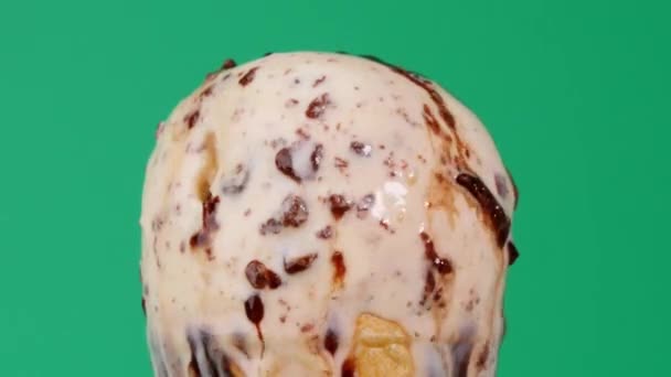 Λήξη Χρόνου Λιώσιμο Παγωτού Βανίλιας Κομματάκια Σοκολάτας Κώνο Παγωτό Νερό — Αρχείο Βίντεο