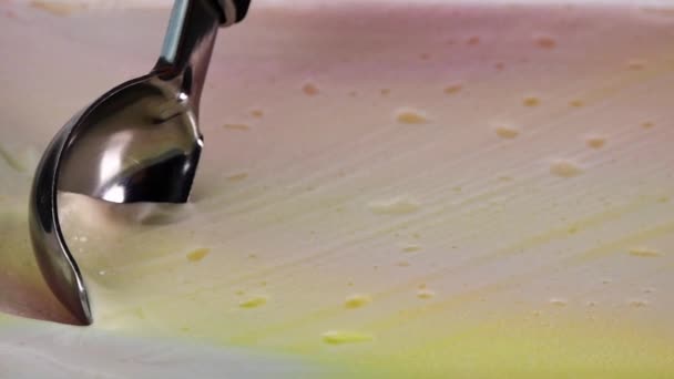 Kaşıklı Gökkuşağı Dondurması Dondurma Dokusunun Deseni Rengi Yavaş Hareket Yemek — Stok video