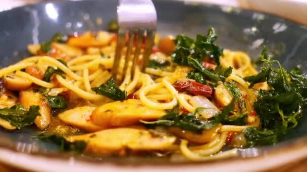 Espaguete Com Salsicha Manjericão Placa Preta Com Garfo Girando Fios — Vídeo de Stock