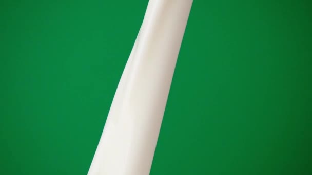 慢慢倒软奶 准备饮用经过巴氏杀菌处理的纯白牛奶和绿色背景的牛奶 — 图库视频影像