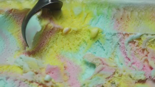 Mit Einem Löffel Regenbogeneis Löffeln Muster Und Farbe Der Eisbeschaffenheit — Stockvideo