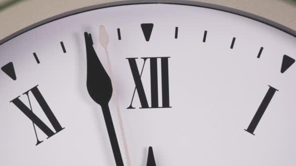 Білий Настінний Годинник Показує Час Годин Час Відпочити Їсти — стокове відео