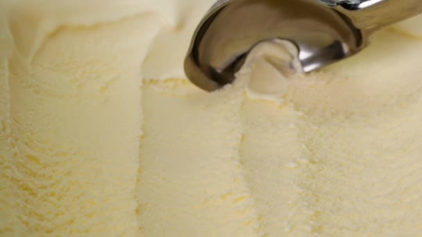 バニラアイスをスプーンですくいます ソフトクリームの食感 フロントビュー フードコンセプト — ストック動画