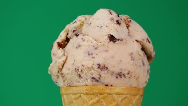 Sfoglia Gelato Con Gocce Cioccolato Alla Vaniglia Sopra Cono Texture — Video Stock