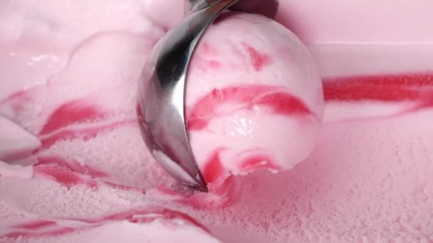 Scoateți Înghețata Căpșuni Lingură Textura Îngheţată Moale Slow Motion Conceptul — Videoclip de stoc