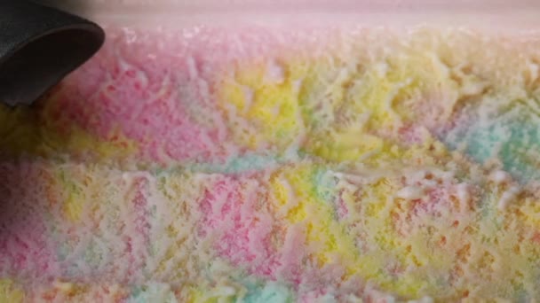 Mit Einem Löffel Regenbogeneis Löffeln Muster Und Farbe Der Eisbeschaffenheit — Stockvideo