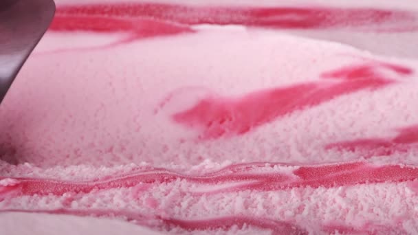 Naberte Jahodovou Zmrzlinu Lžící Jemná Textura Zmrzliny Pomalu Motion Jídlo — Stock video