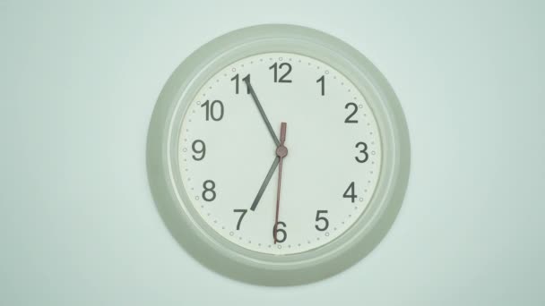 Relógio Parede Branco Diz Minutos Horas Tempo Passou Lentamente Dia — Vídeo de Stock
