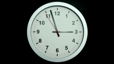 Beyaz duvar saati 3 'e 2 var. Zaman bir günde yavaş yavaş geçti..