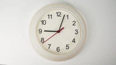 Beyaz duvar saati saat 9 'u gösteriyor. Zaman bir günde yavaş yavaş geçti..