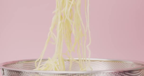 Πιρκ Μαζεύει Μακαρόνια Αφού Βράσει Μετά Βράσιμο Noodles Ετοιμάζονται Για — Αρχείο Βίντεο