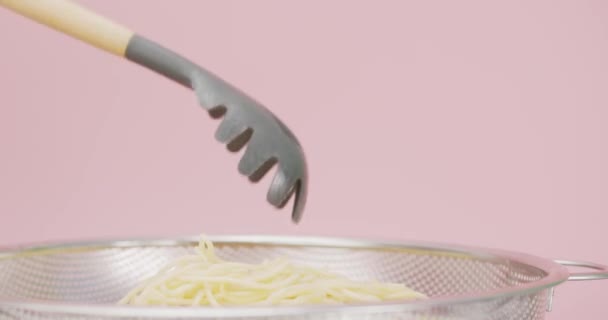フォークは茹でてからスパゲティをすくっている 茹でてから麺を調理する準備ができています — ストック動画