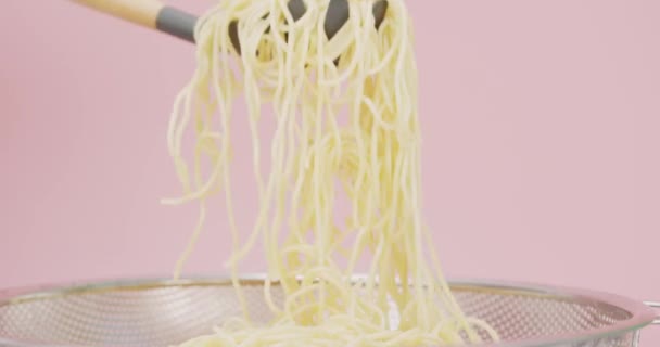 Çatal Spagettiyi Kaynattıktan Sonra Topluyor Erişteler Kaynatıldıktan Sonra Pişirilmeye Hazır — Stok video