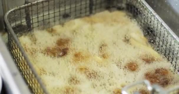 顶级的炸块和炸薯条都被用正在煮的油煎着 在电炉中 油在高温下沸腾 食物概念 — 图库视频影像