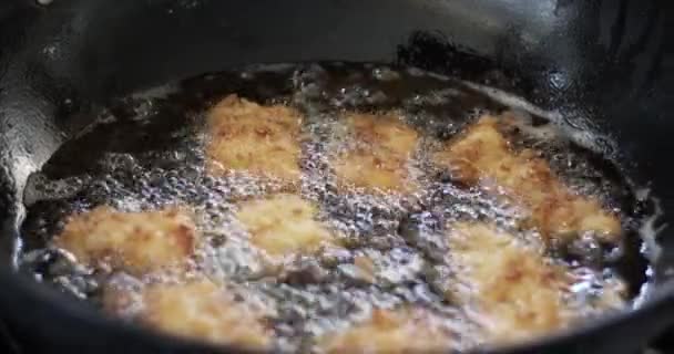 魚は沸騰した油で揚げている 油が高熱パンの上で沸騰している — ストック動画
