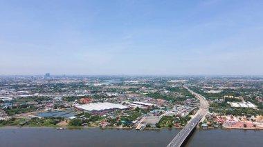 Şehrin dışındaki nehrin yanındaki üstgeçidin havadan görüntüsü.