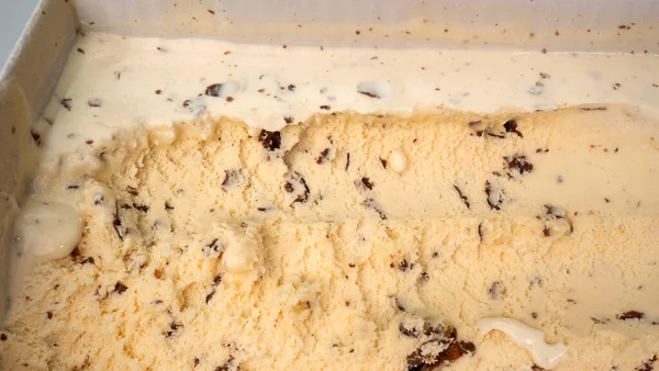 溶融表面アイスクリームチョコレートチップを閉じます — ストック写真