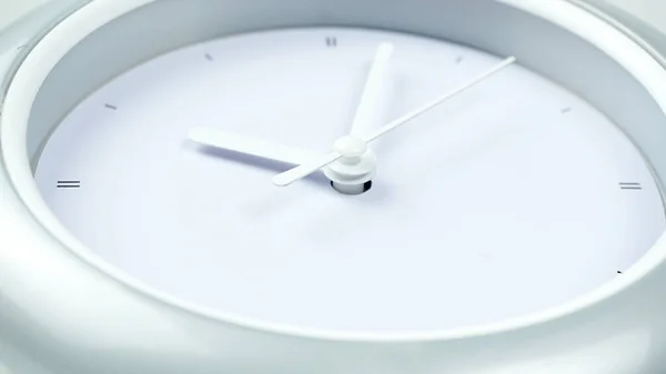 Close Clock Beginnzeit Auf Weißem Hintergrund Zeitkonzept — Stockfoto