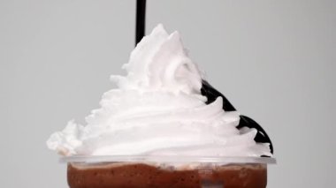 Çikolata sosunu kremanın üstüne dök. Çikolata soslu dekorasyon lezzetli görünüyor. beyaz arkaplan.