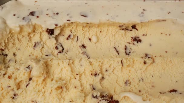 Zeitlupe Vanille Schokolade Chip Eis Schöpfen Mit Einem Löffel Die — Stockvideo