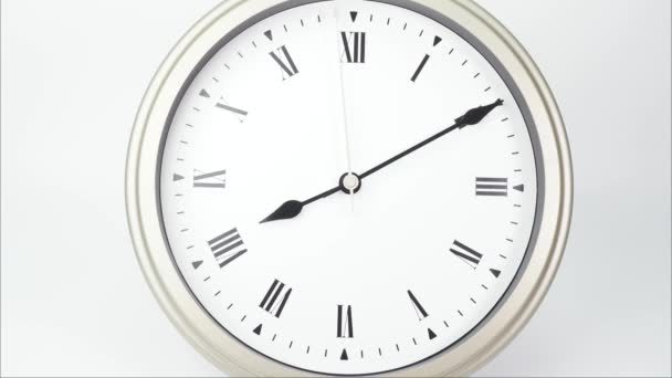时间流逝银墙时钟告诉时间在9点钟 显示了罗马数字的时间速度 白色背景 — 图库视频影像