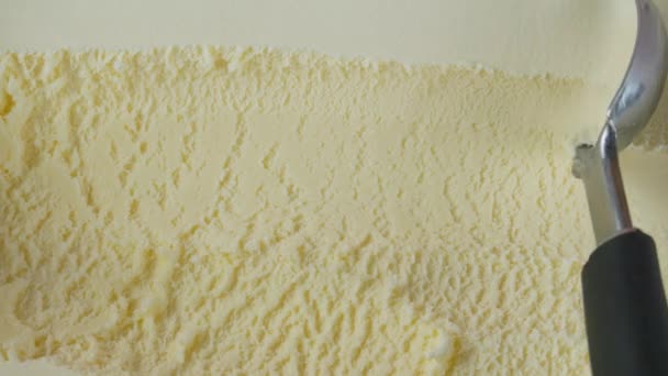 スプーンですくう動きの遅いバニラアイス ソフトクリームの食感 食のコンセプト — ストック動画
