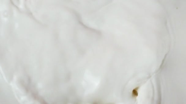 Mescolare Lentamente Latte Con Una Spatola Rosa Latte Liquido Liscio — Video Stock
