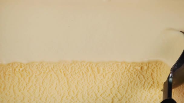 スプーンですくう動きの遅いバニラアイス ソフトクリームの食感 食のコンセプト — ストック動画