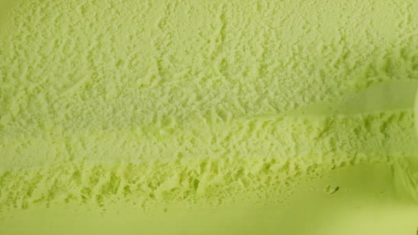 Yavaş Çekim Yeşil Çay Kaşıklı Dondurma Kepçesi Yumuşak Dondurmanın Dokusu — Stok video