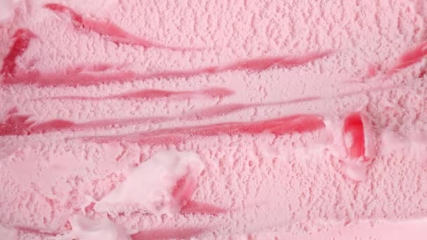 スローモーションストロベリーアイスクリームスプーンですくい取る アイスクリームの食感は柔らかい 食のコンセプト — ストック動画