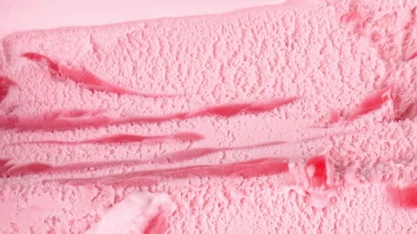 スローモーションストロベリーアイスクリームの色と柔らかいアイスクリームの食感 アイスクリームの表面にイチゴのパターン 食のコンセプト — ストック動画