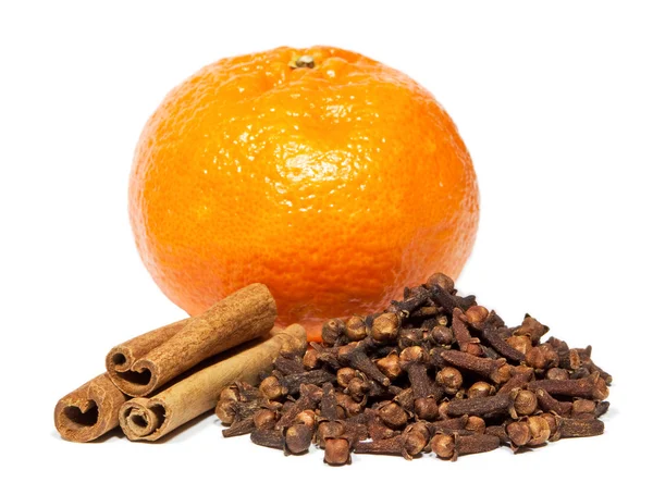 Close-up of cinnamon, clove and orange — Stock Photo, Image